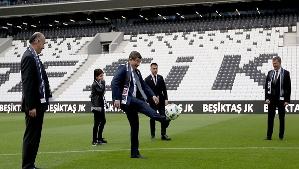 Davutoğlu'ndan Vodafone Arena'da şov - İZLE