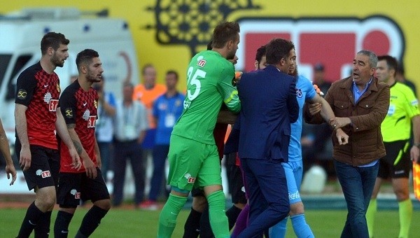Eskişehirspor - Trabzonspor maçında saha karıştı - Süper Lig Haberleri