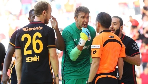 Fernando Muslera hakemlere isyan etti