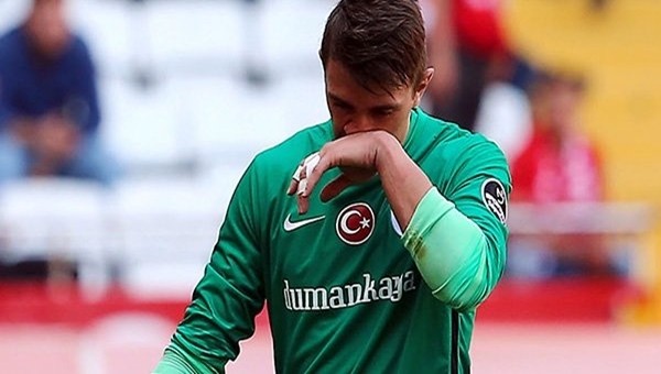 Fernando Muslera maç sonu hakeme giden arkadaşlarını engelledi - Galatasaray Haberleri