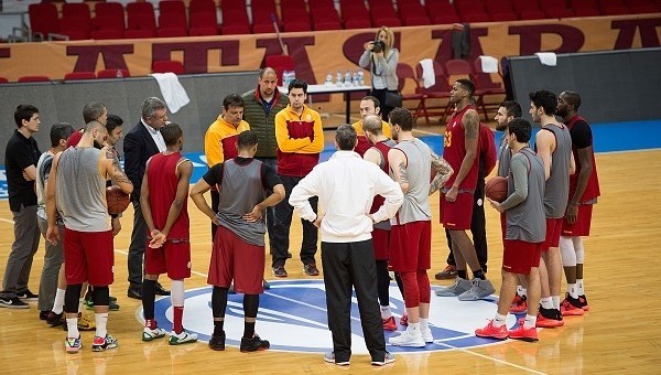 Galatasaraylı futbolculardan basketbol takımına tam destek