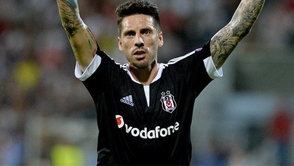 Jose Sosa, Milan ile anlaştı