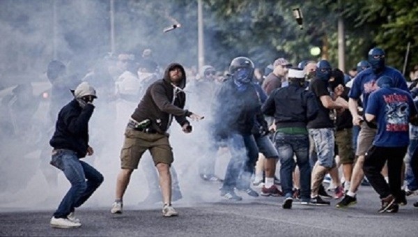 Lazio taraftarları isyan etti, otobüsü taşladılar