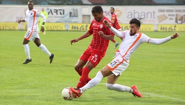 Lider Adanaspor dolu dizgin!