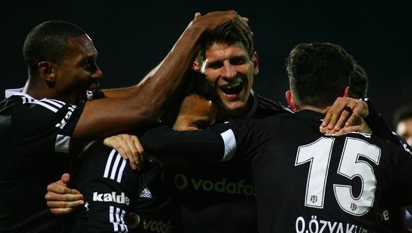 Mario Gomez'i krallığa taşıyan Beşiktaş oyuncuları - Süper Lig Haberleri
