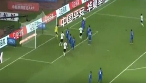 Çin'de eski Trabzonsporlu Mbia'nın Jiangsu'ya attığı golü - İZLE