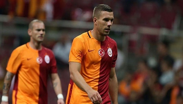 Podolski çılgına döndü! Takım arkadaşına...