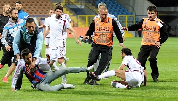 Karabükspor - Elazığspor maçında Tolga Özkalfa'ya saldırı - PTT 1. Lig Haberleri