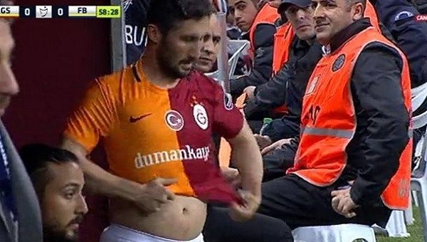 Sabri'nin göbeği Galatasaray - Fenerbahçe derbisinde sosyal medyayı salladı