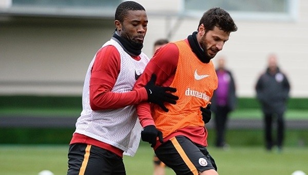 Savunmada en iyi pas yapan futbolcular Hakan Balta ile Aurelien Chedjou - Galatasaray Haberleri