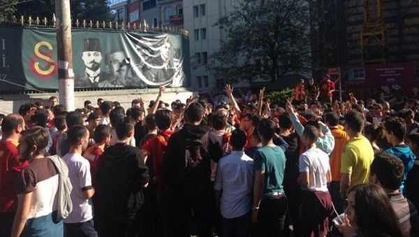 Taraftarlardan Dursun Özbek'e istifa çağrısı