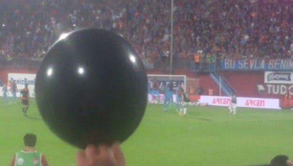 Trabzonspor 61. dakika protestosuna hazırlanırken Van Persie gol attı - İZLE
