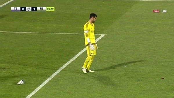 Trabzonspor taraftarı Volkan Demirel'e ayakkabı attı! - Süper Lig Haberleri