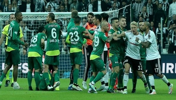 Vodafone Arena'da 90+4'te ortalık karıştı