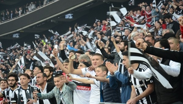 Vodafone Arena'da 4 dilde pankart