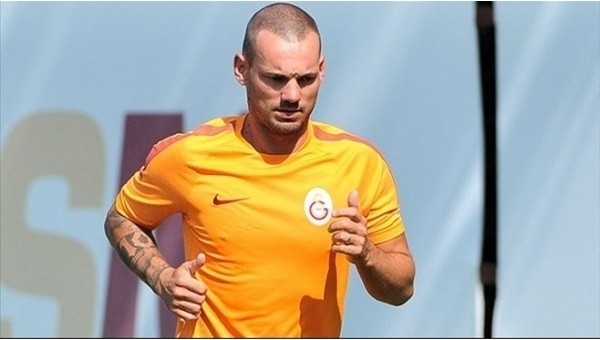 Wesley Sneijder'in Türkçe konuştuğu 5 an - İZLE