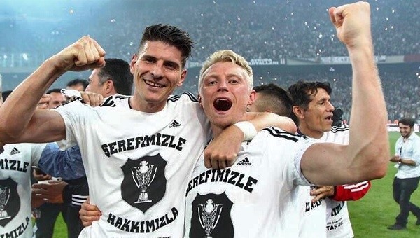 Andreas Beck şampiyonluk kutlamasında Hakan Peker'in şarkısıyla coştu - Beşiktaş Haberleri