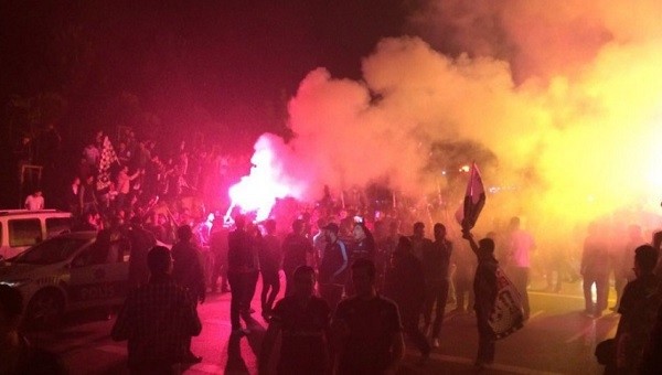 Beşiktaş taraftarları Ümraniye'yi yaktı