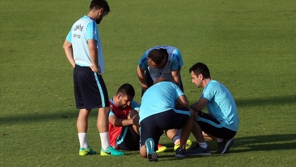  Arda Turan, A Milli Takım kampında sakatlandı