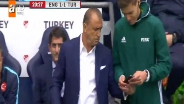 Fatih Terim'in İngiltere maçında 4. hakeme telefonda pozisyonu izletmesi - Milli Takım Haberleri