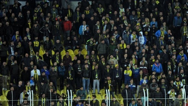 Fenerbahçeli taraftarlardan futbolculara ve yönetime tepki - Süper Lig Haberleri