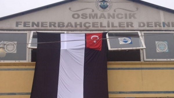 Fenerbahçeliler derneğine Beşiktaş bayrağı astılar - Süper Lig Haberleri