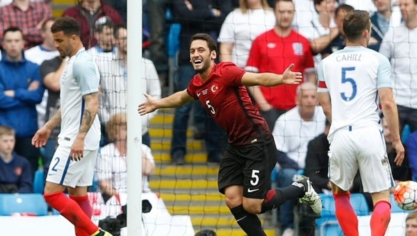 Hakan Çalhanoğlu dünyayı kendine hayran bıraktı