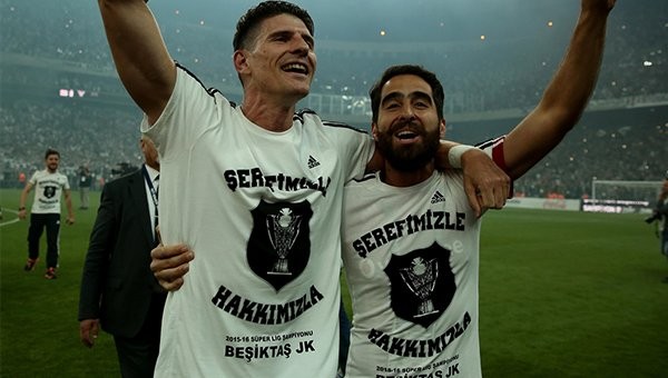 Çarşı'dan Mario Gomez'e pankartlı mesaj