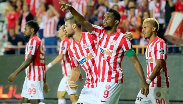 Samuel Eto'o Konyaspor'u devirdi, tarihe geçmek üzere...