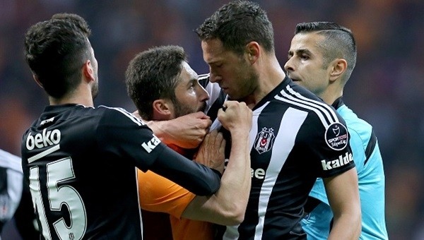 Galatasaray taraftarı Beşiktaş maçında Sabri Sarıoğlu'nu alkışladı - Süper Lig Haberleri