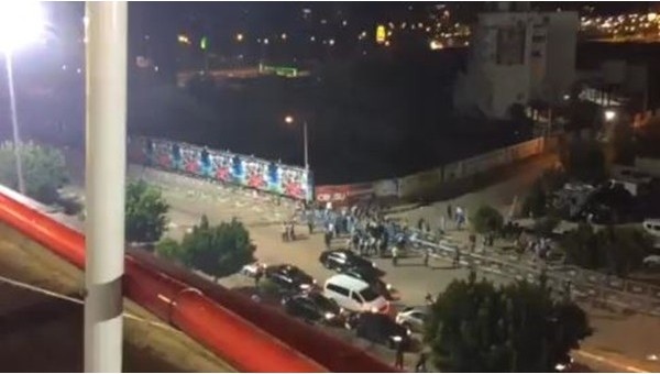 Stadyuma giremeyen Galatasaray ve Fenerbahçe taraftarları tepki gösterdi - İZLE