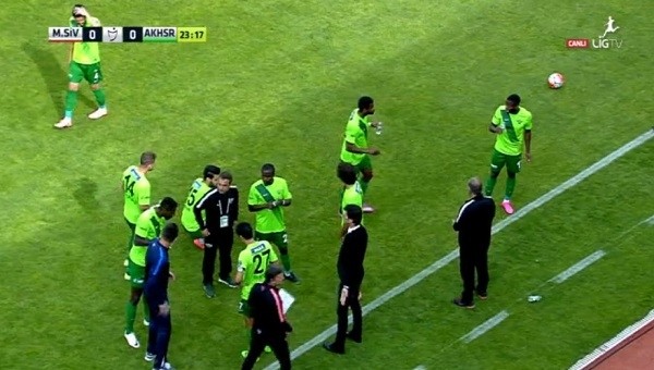 Sivasspor - Akhisar Belediyespor maçında futbolculardan su molasına tepki - Süper Lig Haberleri