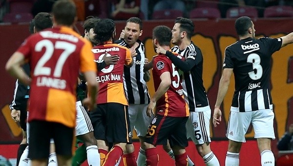 Galatasaray - Beşiktaş maçında futbolcular birbirine girdi - Süper Lig Haberleri