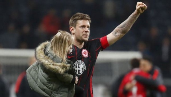 Tümöre yakalanan futbolcu sahaya çıkıyor!