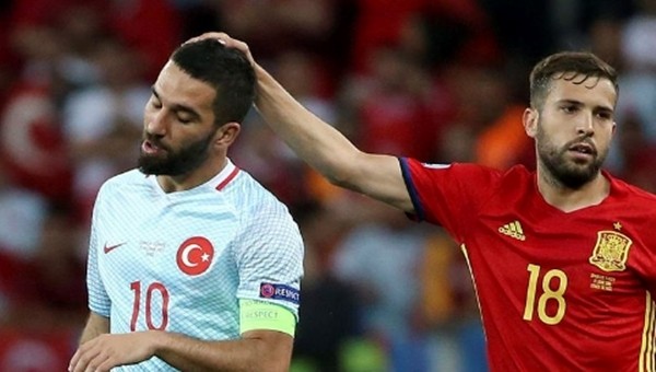 Arda Turan'a milli maçta şok protesto