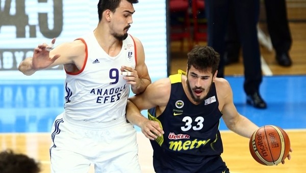  Fenerbahçe deplasmanda Anadolu Efes'i devirdi