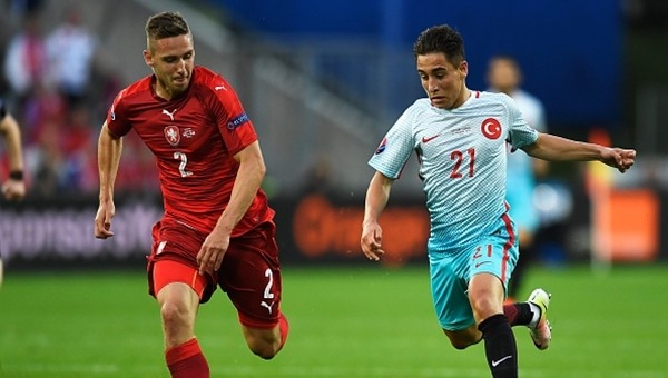 Türkiye - Çek Cumhuriyeti maçının ardından sosyal medyada Emre Mor'a övgü yağdı