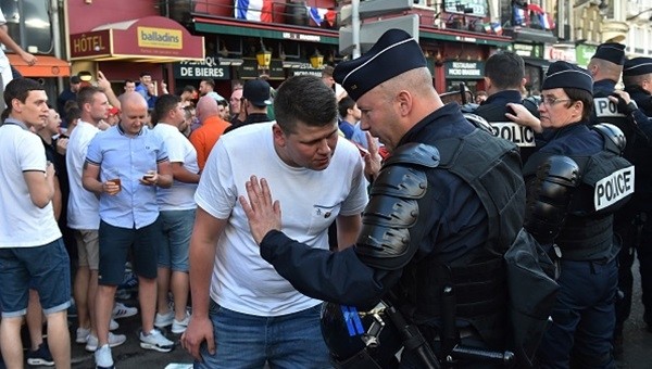  İngiliz taraftarlar ile Fransız polisi birbirine girdi