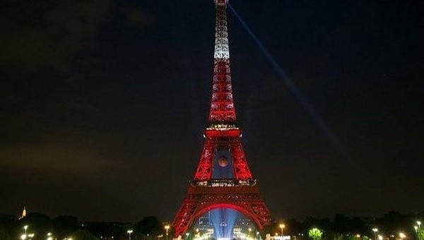  Paris'te Eyfel kulesi kırmızı beyaz renklerle ışıklandırıldı