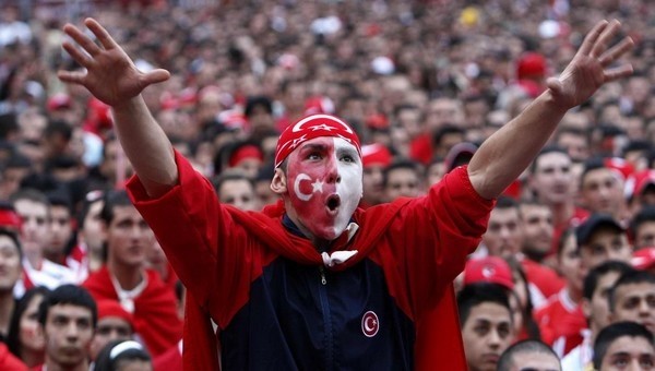  Türk taraftarlar aşırı sağcıların hedefinde