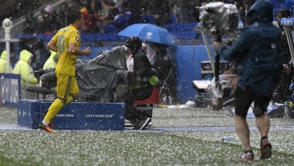 Euro 2016 Haberleri: Ukrayna - Kuzey İrlanda maçında dolu yağdı, maç durdu