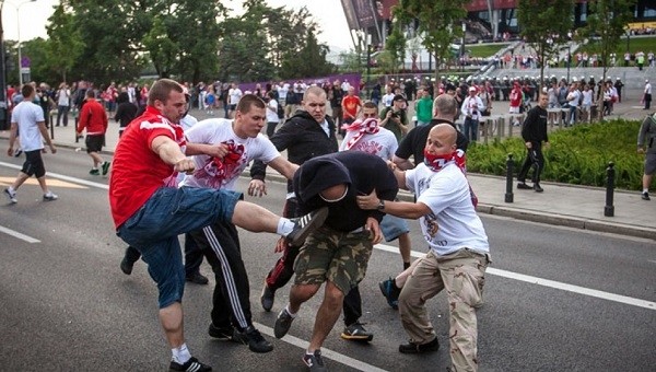 Euro 2016'da Polonya ve Ukrayna taraftarları arasında maç öncesi kavga çıktı