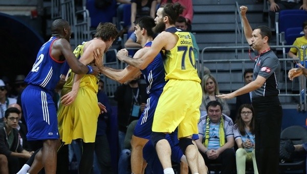 Fenerbahçe - Anadolu Efes maçında kavga!