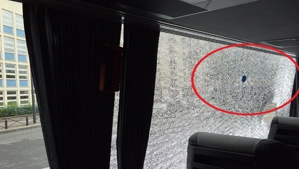 Flaş! Türk taraftarların otobüsüne saldırı