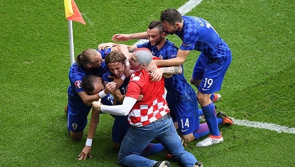 Euro 2016 Haberleri: Türkiye - Hırvatistan maçı Modric'in golü sonrası Hırvat taraftar sahaya girdi