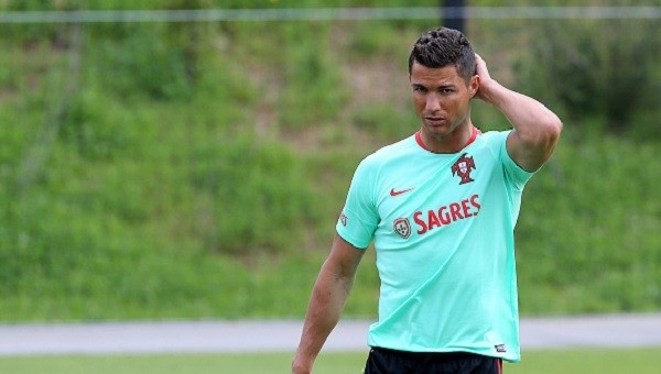 İzlanda'nın İngiltere'yi elemesi Cristiano Ronaldo'yu tongaya düşürdü