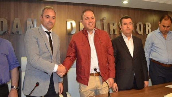 Adana Demirspor'da Erkan Sözeri ile Ahmet Cingöz arasında kavga