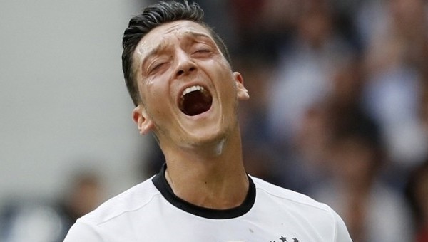 Almanya Maliye Bakanı Söder'in Mesut Özil paylaşımına tepki yağdı