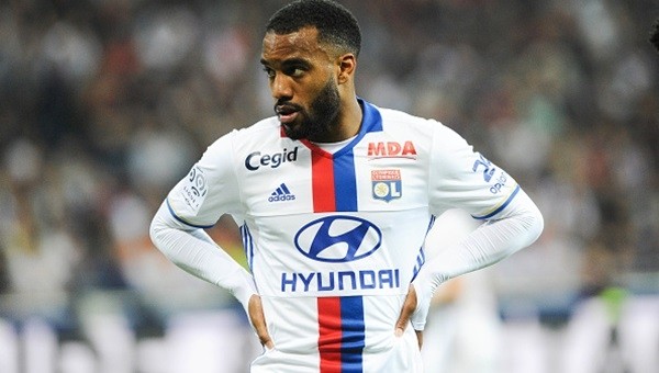 Arsenal ya Lacazette'i ya da İcardi'yi alacak!