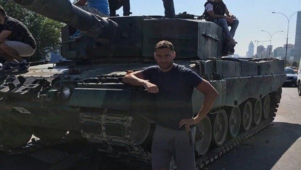 Beşiktaşlı Tosic'ten tankın yanında hatıra fotoğrafı